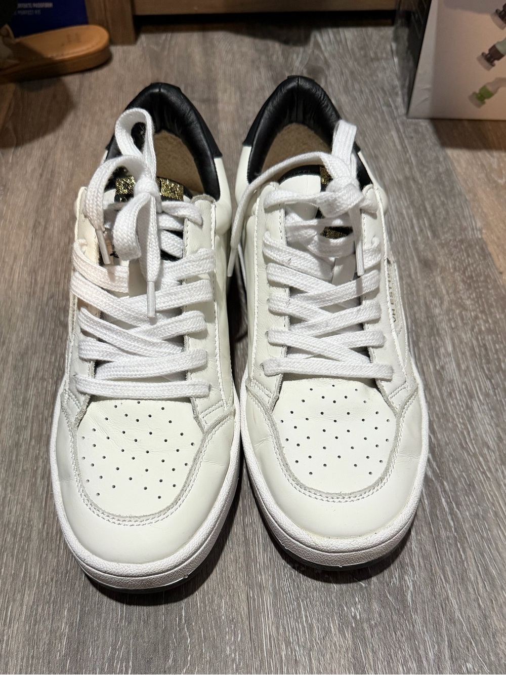 Vintage Havana White Sneakers with Black Collar